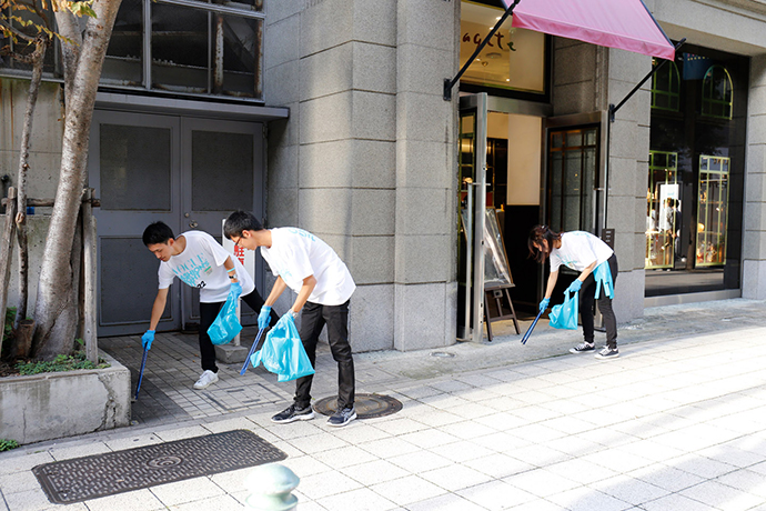 各位属于神户学院大学的环境组集团的学生志愿者。